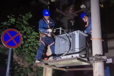 沂源供電公司:客戶專變突著火 挑燈夜戰(zhàn)忙更換 沂源供電公司:客戶專變突著火 挑燈夜戰(zhàn)忙更換