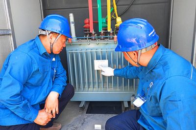 陽谷縣供電公司無懼高溫 只為企業(yè)早送電 陽谷縣供電公司無懼高溫 只為企業(yè)早送電