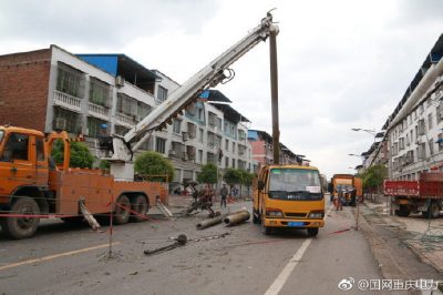 4月9日萬州供電公司全力搶修風災受損線路 4月9日萬州供電公司全力搶修風災受損線路
