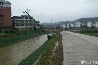 武橋供電所組織搶修被暴雨沖刷傾斜電桿 武橋供電所組織搶修被暴雨沖刷傾斜電桿