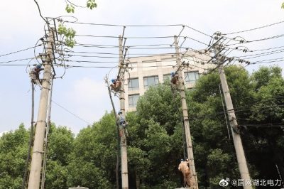 武漢供電公司登上桿頭辦理“入地”手續(xù) 武漢供電公司登上桿頭辦理“入地”手續(xù)