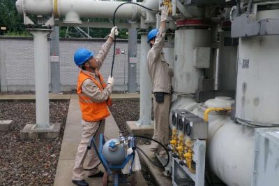 江蘇檢修公司對(duì)SF6氣壓偏低的GIS氣室進(jìn)行補(bǔ)氣工作 江蘇檢修公司對(duì)SF6氣壓偏低的GIS氣室進(jìn)行補(bǔ)氣工作