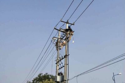 銅山區(qū)供電公司快速搶修被撞電桿 銅山區(qū)供電公司快速搶修被撞電桿
