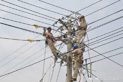 鎮(zhèn)江高資供電所施工人員正在開展農(nóng)網(wǎng)改造工程 鎮(zhèn)江高資供電所施工人員正在開展農(nóng)網(wǎng)改造工程