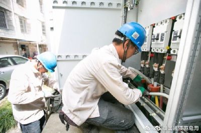 啟東供電公司對景都小區(qū)箱式變進(jìn)行增容改造 啟東供電公司對景都小區(qū)箱式變進(jìn)行增容改造