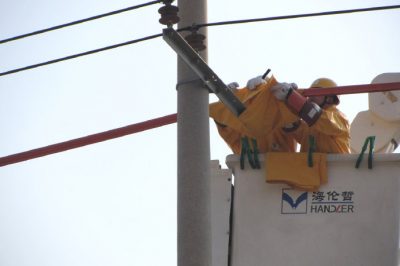 河口供電公司開展帶電檢修作業(yè) 河口供電公司開展帶電檢修作業(yè)