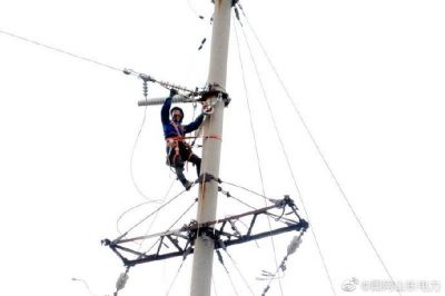 萊陽(yáng)供電公司拆除舊桿塔 架設(shè)新鐵塔 萊陽(yáng)供電公司拆除舊桿塔 架設(shè)新鐵塔