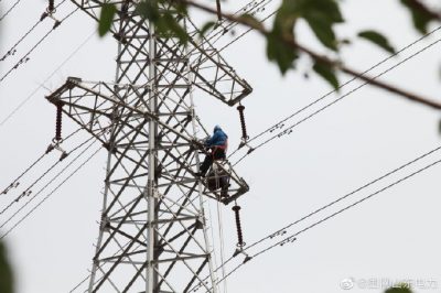 招遠供電公司在110千伏都石線安裝驅鳥器 招遠供電公司在110千伏都石線安裝驅鳥器