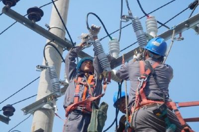 鹽山供電公司對(duì)10千伏小區(qū)變壓器進(jìn)行改造 鹽山供電公司對(duì)10千伏小區(qū)變壓器進(jìn)行改造