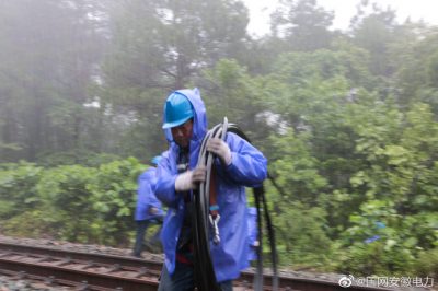 黃山供電公司冒雨拆除跨越鐵路導(dǎo)線(xiàn) 黃山供電公司冒雨拆除跨越鐵路導(dǎo)線(xiàn)