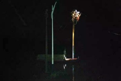 登上10千伏寶民線D02#桿，斷開水浸沙場線路，確保了居民安全用電