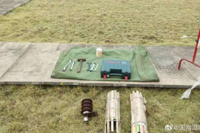 110千伏黃陂橋變開展#2電容器刀閘瓷瓶更換工作