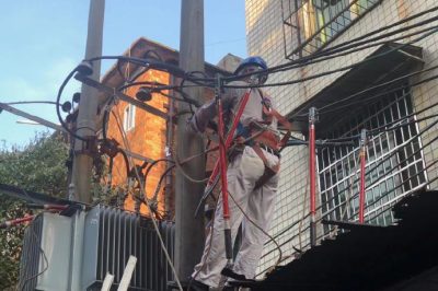 南縣供電公司搶修10KV九南線紅豆市場臺區(qū)低壓測B相出線燒斷 南縣供電公司搶修10KV九南線紅豆市場臺區(qū)低壓測B相出線燒斷