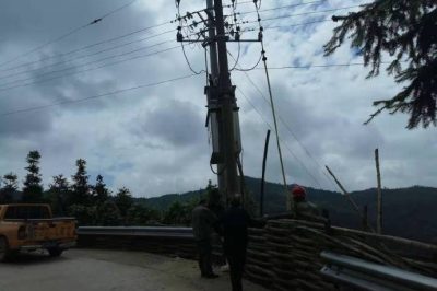 新邵供電公司潭府所組織人員進(jìn)行線(xiàn)路巡視，消除設(shè)備隱患