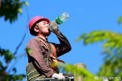 壽縣供電公司頂著38度高溫桿上作業(yè)，改造低壓線路