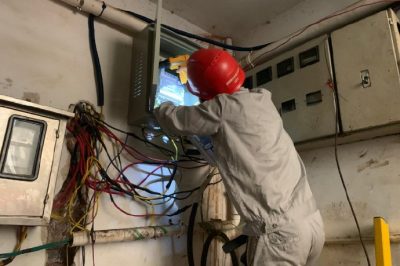 衡東縣供電公司更換故障燒壞表計兩塊，確保計量抄表準(zhǔn)確無誤