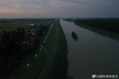 爭分奪秒進(jìn)行防汛大堤臨時(shí)應(yīng)急照明線路架設(shè)工作,用責(zé)任點(diǎn)亮一方燈火 爭分奪秒進(jìn)行防汛大堤臨時(shí)應(yīng)急照明線路架設(shè)工作,用責(zé)任點(diǎn)亮一方燈火