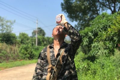 資陽區(qū)供電公司進行迎豐橋2#臺區(qū)B01#至B07#桿、A01#桿至A09#桿放緊線并連頭施工