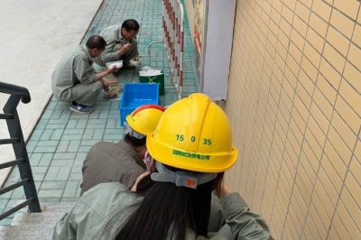 電力娘子軍正在做互感器現(xiàn)場試驗 電力娘子軍正在做互感器現(xiàn)場試驗