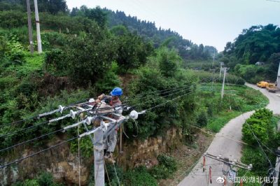 架設(shè)0.4kV低壓線路，改造老舊變壓器和線路