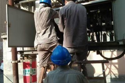 竹山縣供電公司對低壓配電柜、開關(guān)、漏電保護器和客戶側(cè)用電設(shè)備消除缺陷