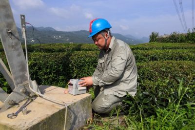 宜都市枝城鎮(zhèn)橘園村500千伏漁興III回線鐵塔進行“體檢” 宜都市枝城鎮(zhèn)橘園村500千伏漁興III回線鐵塔進行“體檢”