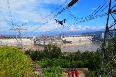 湖北電力檢修公司利用無人機(jī)對回線路進(jìn)行紅外線測溫