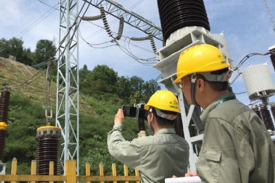 湖北黃龍灘電廠220kV開關(guān)站里值班員對設(shè)備進行測溫 湖北黃龍灘電廠220kV開關(guān)站里值班員對設(shè)備進行測溫