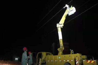 檢修人員熟練操作對(duì)110kV郢鐘線一危急缺陷進(jìn)行消缺 檢修人員熟練操作對(duì)110kV郢鐘線一危急缺陷進(jìn)行消缺