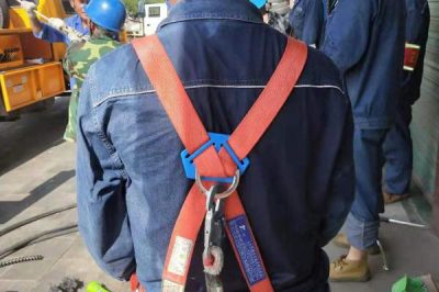 漢中供電公司在10千伏農(nóng)鋪線、鋪鎮(zhèn)線進(jìn)行分網(wǎng)、遷移配變