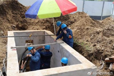 漢中供電公司光輝社區(qū)供電電纜與主電纜進(jìn)行連接 漢中供電公司光輝社區(qū)供電電纜與主電纜進(jìn)行連接
