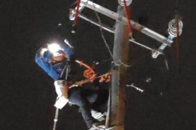 興平市供電公司在10kv郭店線進行新架配變搭頭，高效完成新架配變搭頭工作