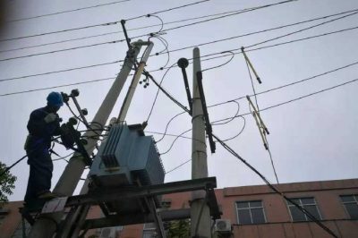 華陰市供電配電運(yùn)維班維修被燒壞的10千伏低壓母線(xiàn) 華陰市供電配電運(yùn)維班維修被燒壞的10千伏低壓母線(xiàn)