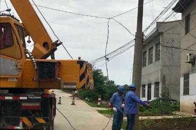 及時(shí)搶修貨運(yùn)車破壞的供電線路確保電網(wǎng)運(yùn)行安全 及時(shí)搶修貨運(yùn)車破壞的供電線路確保電網(wǎng)運(yùn)行安全