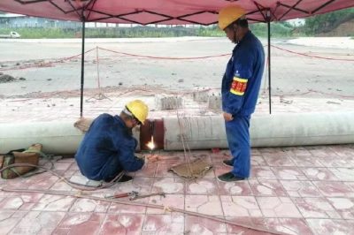 資陽供電公司奔忙在各個工程施工現(xiàn)場，上可以電桿架線，下可以做拉線