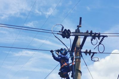 供電公司鹽邊公司開展新建線路鐵塔組立、架空線路改接電纜等工作