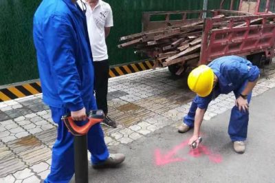 南充供電公司使用電纜路徑探測(cè)儀在北干道探測(cè)電纜走向 南充供電公司使用電纜路徑探測(cè)儀在北干道探測(cè)電纜走向