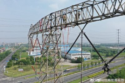 國內首次500千伏緊湊型雙回線路帶電作業(yè)成功 國內首次500千伏緊湊型雙回線路帶電作業(yè)成功