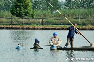 前鋒鎮(zhèn)供電所帶工具到養(yǎng)殖戶家?guī)椭渑懦龣C(jī)器故障，受到養(yǎng)殖戶的感謝