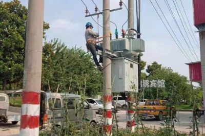 淮安淮陰營北供電所組織人員進行變壓器調(diào)檔工作，確保用戶在炎炎夏日當中用上放心電、舒心電