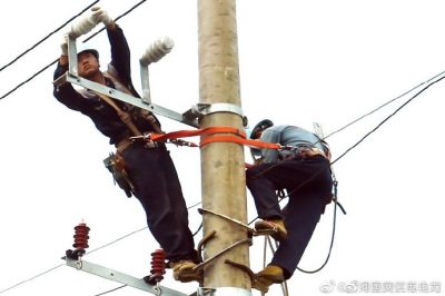 盱眙縣供電公司架設排澇站配電臺架、安裝配電變壓器