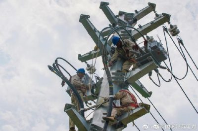 豐縣供電公司在鳳城鎮(zhèn)開(kāi)發(fā)區(qū)東環(huán)路架設(shè)新10千伏線路