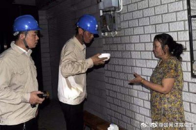 高郵市供電公司為村民搶修燒壞的漏電開關 高郵市供電公司為村民搶修燒壞的漏電開關