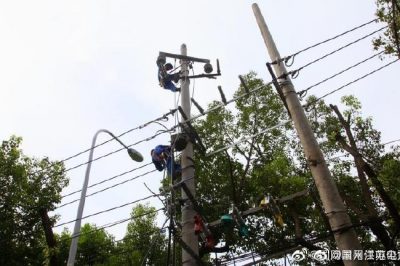 10千伏溪西線清安8號變處開展配網(wǎng)改造施工 10千伏溪西線清安8號變處開展配網(wǎng)改造施工