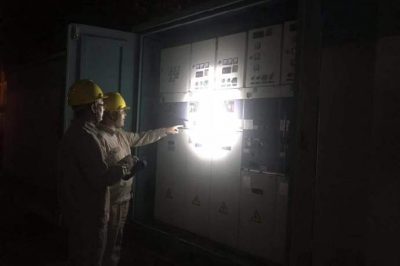 高負(fù)荷線路進(jìn)行紅外測溫和局放檢測，檢查溝渠邊桿塔基礎(chǔ)，巡查配電房運(yùn)行狀態(tài)