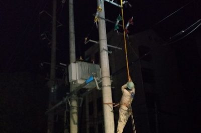 溧陽(yáng)市供電公司在10千伏烈山線茶亭集鎮(zhèn)8號(hào)變開(kāi)展故障搶修工作 溧陽(yáng)市供電公司在10千伏烈山線茶亭集鎮(zhèn)8號(hào)變開(kāi)展故障搶修工作