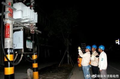 供電所值班員用紅外線測(cè)溫儀測(cè)量八義集鎮(zhèn)街道8#變壓器器身、電纜接頭等處溫度