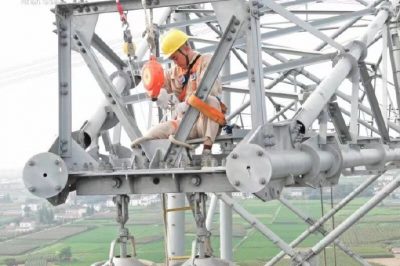 1000千伏泰吳線所有塔身及間隔棒上的鳥窩進行全面清除 1000千伏泰吳線所有塔身及間隔棒上的鳥窩進行全面清除