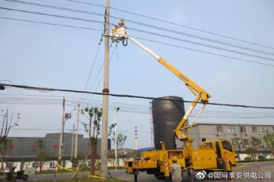 10千伏線路帶電作業(yè)，保障太平紙業(yè)公司夏季可靠供電