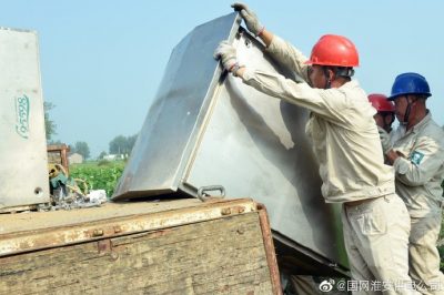 盱眙縣供電公司拆除原配電箱，更換安裝新式智能配電箱